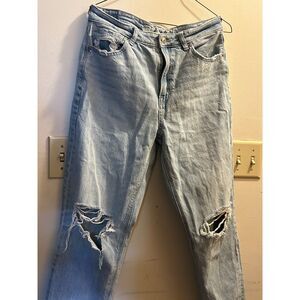 American Eagle Women's Distressed Jeans - Light Wash - Size 8 Short